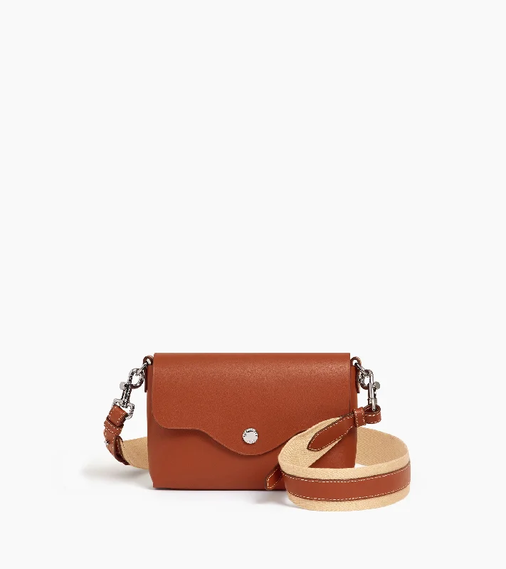 Break Fashion Norms Sans Couture pouch with flap and detachable shoulder straps in smooth leather