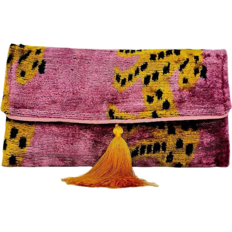 Rustic Bags For Outdoor And Nature-Inspired Looks Lily Clutch